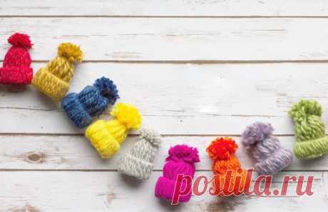 Миниатюрные шапочки из ниток для украшения ёлки