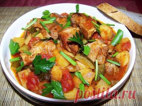 АЗУ МЯСНОЕ С ОГУРЦОМ !!! **В сковороду: говядина или кура 400г -кусочки, лук 1шт -п/кольца -обжарь; сол/огурец 4шт -кубик, соль -туши; сметана 200г, специи -туши 20мин. *Декор: зел/лук и зелень.