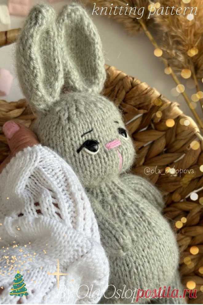 ⭐Мастер-класс "Зайка"⭐(спицами). Высота 20 см; автор Оля Ослопова, вязание игрушек спицами.
Это плоская вязка на двух спицах, а не по кругу. Вязала на прямых спицах и сшила.
Мастер-класс включает в себя:
Формат загружаемого PDF-файла (10 страниц)
Включает фото процесса (43 фото)
Это плоская вязка на двух спицах, а не по кругу.
В описание входит: зайка, комбинезон.
Размер готовой игрушки около 20см.