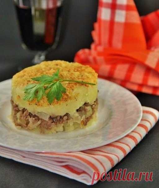 Картофельная запеканка с мясом 

Ингредиенты: 

Картофель — 1,3 кг 
Фарш говяжий — 500 г 
Лук репчатый — 2 шт. 
Масло растительное — 1 ст. л. 
Лавровый лист — 1 шт. 
Сметана — 4 ст. л. 
Сыр твердый тертый — 150 г 
Перец черный молотый — по вкусу 
Масло сливочнoe (для смазывания формы) — 1 ч. л. 
Соль — по вкусу 

Приготовление: 

1. Чистим картофель. 
2. Ставим отваривать его до готовности в подсоленной воде с лавровым листом. 
3. Тем временем обжариваем на растительном ма...