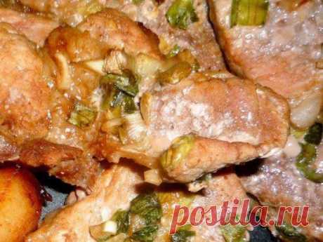 Мясо в духовке под соевым соусом
Мясо режем кусками не тоньше 1 см,отбиваем.Режем мелко зелёный лук или петрушку,соль(щепоточку чтоб не пересолить),перчик(красный)и рубленный кунжут(я без него делала),в эту смесь льём соевый соус,мелко рубленный чесночок.Туда помещаем мясо и в холодильник на 2-3 часа.Потом помещаем в форму для запекания мясо,соус сливаем а гущу выкладываем на мясо и в духовку на 30-40 минут,но следим и протыкаем мяско,чтоб в сухари не превратилось!Вкус необыкновенный!