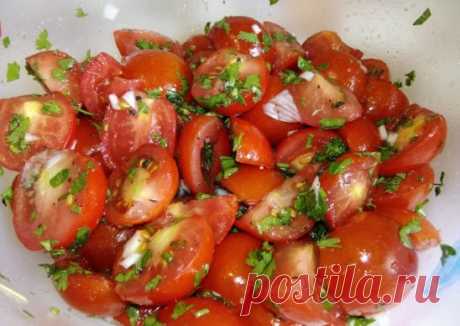 Острая закуска из помидор
На следующий день еще вкуснее! 
Вам потребуется:
2 кг помидор порезать крупно (пополам)
4 шт. болгарских перца
2 головки чеснока
2 шт красный жгучий перец
зелень
Заправка:
100 гр. уксуса
100 гр. растит. масла
100 гр. сахара
2 ст. л. соли.
Как готовить:
1. Перец, чеснок, красный жгучий перец 2 шт, перекрутить на мясорубке . 
2. Перемешать. Зелень порезать. 
3. Укладывать слоями в 3-х литровую банку: помидоры, затем смесь из овощей, зелень.
4. Банку закрыть крышко