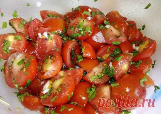 Острая закуска из помидор
На следующий день еще вкуснее! 
Вам потребуется:
2 кг помидор порезать крупно (пополам)
4 шт. болгарских перца
2 головки чеснока
2 шт красный жгучий перец
зелень
Заправка:
100 гр. уксуса
100 гр. растит. масла
100 гр. сахара
2 ст. л. соли.
Как готовить:
1. Перец, чеснок, красный жгучий перец 2 шт, перекрутить на мясорубке . 
2. Перемешать. Зелень порезать. 
3. Укладывать слоями в 3-х литровую банку: помидоры, затем смесь из овощей, зелень.
4. Банку закрыть крышко
