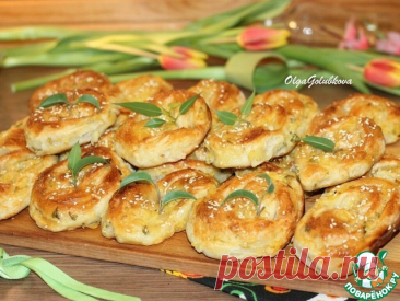 Слоеные пирожки с луком и картошкой. Мягкие, вкусные слоеные пирожки. Начинка - картофельное пюре с зеленым и обжаренным репчатым луком. Такие пирожки, прекрасно подойдут как закуска, и будут хорошим дополнением к мясным и куриным бульонам. Вот такое тесто, можно долго сохранять в морозилке и использовать для пирогов, булочек..., а формовку можно любую.