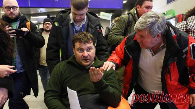Пилота джета, потерпевшего крушение в Афганистане, экстренно госпитализировали в Москве. Пилота Falcon-10 Дмитрия Белякова, потерпевшего крушение в Афганистане, экстренно госпитализировали с инфарктом в Москве. Об этом сообщает Telegram-канал Baza. "Беляков почувствовал себя плохо по прилету в столицу — его ...