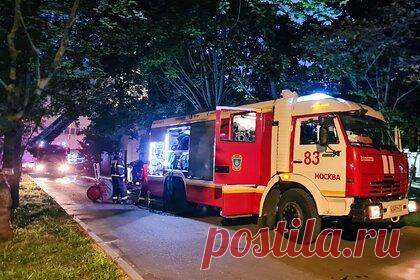 В Москве при пожаре в жилом доме погиб человек. В доме на северо-востоке Москвы произошел пожар, один человек погиб. Об этом сообщили в столичном главке МЧС, передает РИА Новости. По данным ведомства, пожар произошел на улице Снежной ночью в пятницу, 26 августа. Тогда огонь начался в квартире на 10 этаже, впоследствии он перекинулся на два балкона на этаже выше.