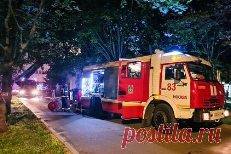 В Москве при пожаре в жилом доме погиб человек. В доме на северо-востоке Москвы произошел пожар, один человек погиб. Об этом сообщили в столичном главке МЧС, передает РИА Новости. По данным ведомства, пожар произошел на улице Снежной ночью в пятницу, 26 августа. Тогда огонь начался в квартире на 10 этаже, впоследствии он перекинулся на два балкона на этаже выше.