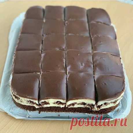 Торт "Бaунти"


Корж:
4 яйцa;
200 гр сахара;
200 гр муки;
Какао -3 стол.ложки;
Сливки 10% - 200 мл (чтобы пропитать корж);
Крем:
200 гр кокосовой стружки (если стружка мелкая, то можно чуть больше);
150 гр сахара;
250 мл молока;
150 гр сливочного масла.

‍Взбейте яйца с сахаром. Время взбивания – 15. Яично-сахарная масса должна стать белоснежной. Муку смешайте с порошком какао. Получившуюся смесь добавляйте маленькими порциями к яичной массе. И аккуратно перемешать лопатко...