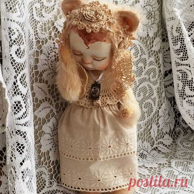 🙋☺Добрый вечер! Малышка наигралась и хочет спать!☺ Завершена работа над Тедди Долл по разработке М.Комадей. ..Девочка получилась трогательная и нежная!🌷Рост 27см в полный рост.
 Сшита из Мохера для Тедди, набита хвойными опилками . 
Полное описание на ярмарке мастеров.
Завтра на Etsy😉😍