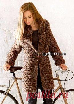 ТЕПЛОЕ КОРОТКОЕ ПАЛЬТО ИЗ ТВИДА СО СТРУКТУРНЫМ УЗОРОМ. СПИЦЫ 
Размеры (европейские): 36-40 (42-46) 
Размеры (российские): 42-46 (48-52) 
Вам потребуется: по 550 (600) г красно-коричневой меланжевой (цв. 75) и тёмно-серой меланжевой (цв. 14) пряжи Lana Grossa ROYAL TWEED (100% шерсти, 100 м/50 г); прямые спицы № 9 и № 10; круговые спицы № 9 длиной 80 см; 5 пуговиц диаметром 28 мм. 
Техника вязания. 
Резинка: попеременно вязать 2 лиц., 2 изн. 
Структурный узор: вязать по схеме. Цифры справа об