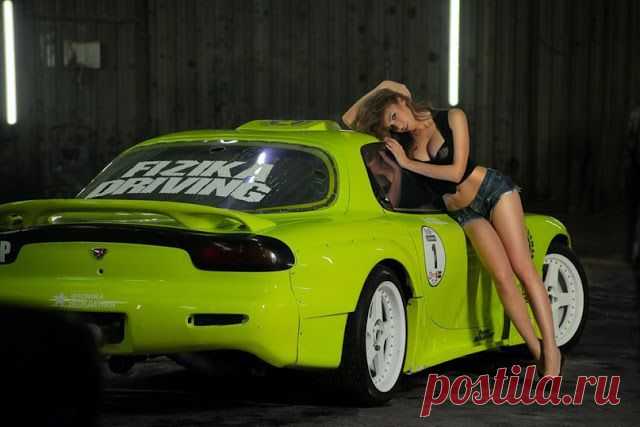 Mazda RX-7 и стройная симпатяшка