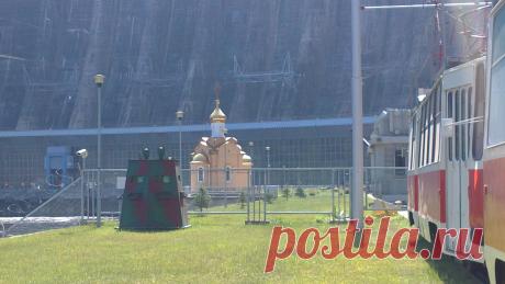 трамвайчик. ездеет по Черёмушкам до ГЭС, проезд безплатный! В дали видна часовенка, поставили после аварии, в память по погибшим.