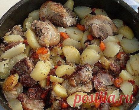 Запись Екатерины Гулиной Рулька свиная по-деревенскиРульку отварить до готовности с перцем,солью, лавровым листом, хвостиками от петрушки и укропа. Разобрать, мясо нарезать крупными кусочками. Отваренный до полуготовности картофель в мундире раздеть, нарезать крупными кусочками. Морковь и лук тоже так крупненько и в первую очередь поджарить на растительном масле, потом картофель и мясо добавить, жарить до первых корочек. Присолить и поперчить по вку...