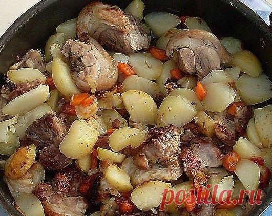 Запись Екатерины Гулиной Рулька свиная по-деревенскиРульку отварить до готовности с перцем,солью, лавровым листом, хвостиками от петрушки и укропа. Разобрать, мясо нарезать крупными кусочками. Отваренный до полуготовности картофель в мундире раздеть, нарезать крупными кусочками. Морковь и лук тоже так крупненько и в первую очередь поджарить на растительном масле, потом картофель и мясо добавить, жарить до первых корочек. Присолить и поперчить по вку...