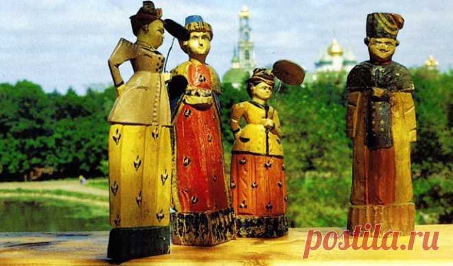 Богородское - село старинное. Уже в XV - XVI веках местные крестьяне, в то время крепостные Троице-Сергиева монастыря, заложили основы развившегося впоследствии художественного промысла обработки дерева. Село стало одним из центров народного творчества в истории русского прикладного искусства.