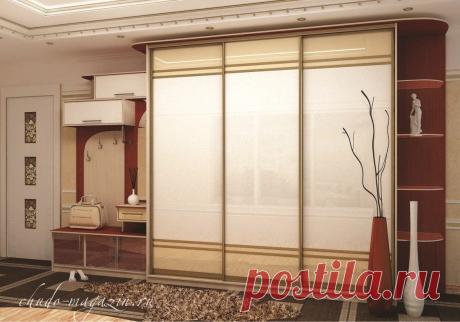 Шкаф купе в прихожую с антресолями и тумбами из стекла. На заказ по индивидуальным параметрам в Москве.