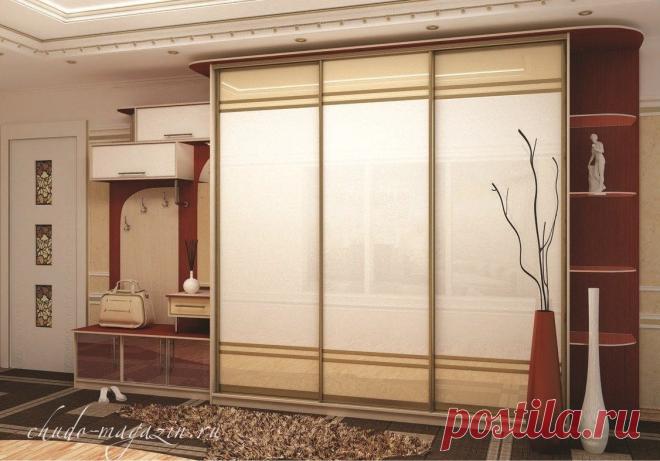 Шкаф купе в прихожую с антресолями и тумбами из стекла. На заказ по индивидуальным параметрам в Москве.