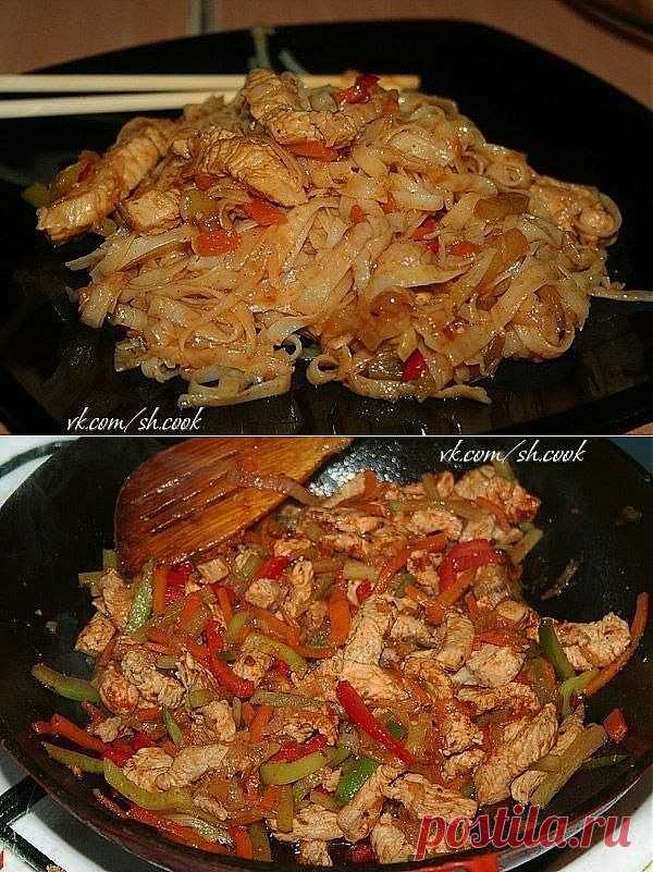 Филе индейки с рисовой лапшой, овощами и соусом терияки.