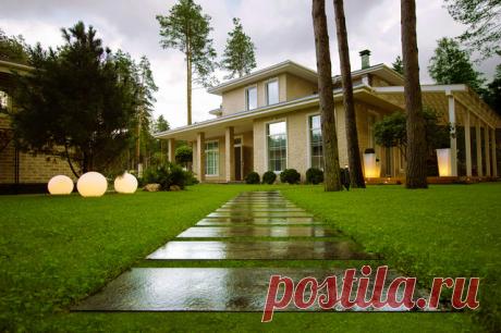 Лес, терраса, барбекю, очаг, луг, огород, фруктовый сад, детская площадка — это еще не все, что вместил небольшой сад