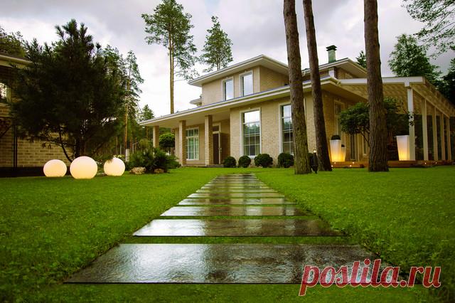 Лес, терраса, барбекю, очаг, луг, огород, фруктовый сад, детская площадка — это еще не все, что вместил небольшой сад