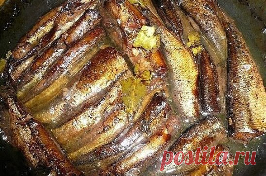 Скажу сразу, по вкусу получается ну ни капли не отличимо от магазинных шпрот. 
 
1 кг рыбы (килька, мойва). 
Для заливки на 1 кг рыбы: 
2 горсти луковой шелухи (она дает и цвет и подкопченый вкус. И заметьте, без всякого копчения, жидкого дыма и канцерогенов!), 
1 столовая ложка соли, 
1 чайная сахара, 
1 стакан очень крепкой чайной заварки, 
неполный стакан растительного масла, 
7 лавровых листьев, несколько горошин черного перца. 
 
Рыбку необходимо почистить и промыть, убрать хвостовые плавни