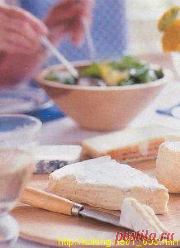 ЗЕЛЕНЫЙ САЛАТ И ПОДНОС (ДОСКА) С СЫРАМИ