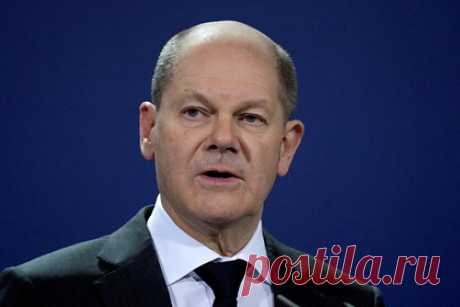 Канцлеру Германии посоветовали распустить НАТО. Немецкий политолог Александр Рар посоветовал канцлеру Германии задуматься об идее роспуска НАТО, поскольку Североатлантический альянс не справляется со своей задачей по обеспечению безопасности в Европе. По его мнению, Шольцу необходимо, как истинному европейцу, «эмансипироваться от диктата англосаксов».