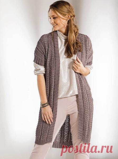 УДЛИНЕННЫЙ ЖИЛЕТ С ПРИСПУЩЕННЫМИ ПЛЕЧАМИ

РАЗМЕРЫ

42/44 (46/48) 50/52 (54/56) 
 

 
ВАМ ПОТРЕБУЕТСЯ
Пряжа (68% вискозы, 32% полиэстера; 115 м/50 г) – 550 (600) 650 (700) г серо-коричневой; спицы № 4 и 5; длинные круговые спицы № 4. 
 

УЗОРЫ И СХЕМЫ
 

УЗОР ДЛЯ ПЛАНКИ
Число петель кратно 4 + 2 кромочные. 

Лицевые ряды: кромочная, * 1 лицевая, 2 изнаночные, 1 лицевая, от * постоянно повторять, кромочная. 

Изнаночные ряды: петли вязать по рисунку. 
 

ЛИЦЕВАЯ ГЛАДЬ
Лицевы...