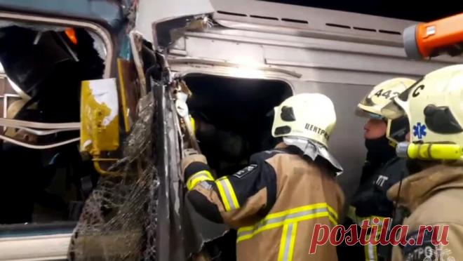 Спасатели начали резать вагоны столкнувшихся в метро Москвы поездов. Сотрудники МЧС РФ приступили к аварийно-спасательным работам на станции московского метро "Печатники", где ранее столкнулись два поезда. Об этом сообщается в официальном Telegram-канале ведомства. По имеющейся информации, в ...