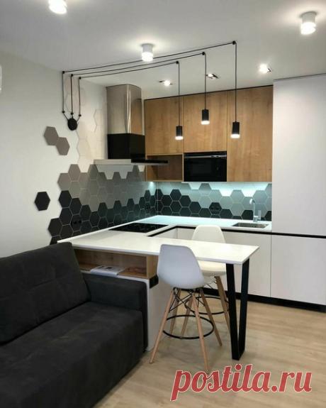 Кухня в студии. Занимается небольшое мето и вмещает все, что нужно. Использованы современные детали.