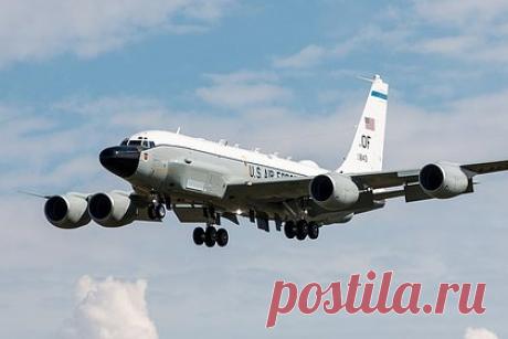 Борт НАТО пролетел 700 километров у границы России и покружил над одним регионом. Крупный стратегический разведывательный самолет ВВС Великобритании был замечен вблизи западных границ России и над Калининградской областью. Boeing RC-135W Rivet Joint с позывным RRR7221 вылетел с британской авиабазы Уоддингтон, проследовал в восточном направлении, минуя Нидерланды и Германию.