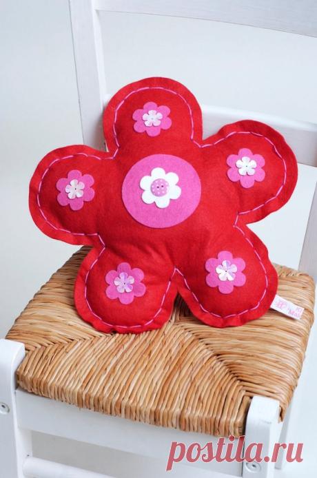 Felt Flower Craft Sewing Kit in Red An educational learn to sew Felt Flower Kit, for children of 4 years upwards who are Beginners. The perfect decoration for any childs room!  Each Make & Sew kit contains everything needed to complete this easy-peasy project, and includes: pre-cut felt flower shapes with punched