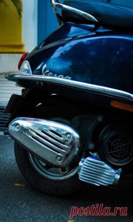 Дополнительное энергообеспечение скутера за счет тепла выхлопных газов  (на элементах Зеебека) По словам мастера-самодельщика эффективность двигателя внутреннего сгорания 18-20%. Т.е. 4/5 энергии тратится впустую, а часть ее просто улетает в выхлопную трубу. Студенты из Индии решили преобразовать часть тепловой энергии выхлопных газов в электрическую. Устройство работает на элементах