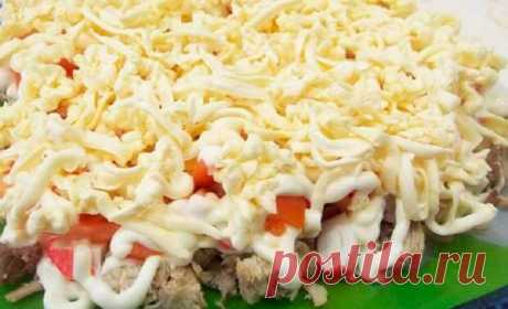 Салат со свининой и крабовыми палочками: необычное, но очень вкусное сочетание - Вкусные рецепты - медиаплатформа МирТесен В этом праздничном салате свинину можно заменить говядиной или телятиной. В сочетании с крабовыми палочками и помидорами, эта композиция насытит самых голодных гостей. Да и выглядит он шикарно. Необходимые ингредиенты Свинина 400 г Крабовые палочки 400 г Помидор 3 шт. Сыр плавленый 100 г Майонез