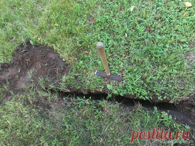 Как быстро прорыть траншею киркой из рессоры! Всем привет, понадобилось провести водопровод для полива огорода. Будет ли он промерзать, меня совершенно не волнует, нужен он на лето. Чтобы все сделать быстро и с минимальными повреждениями «газона» сделал небольшую кирку для такой задачи. Работать киркой очень быстро, ни одна лопата, даже