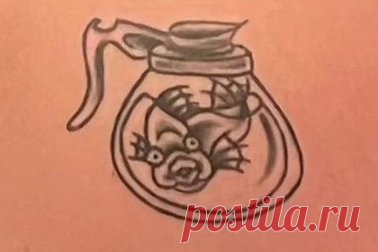 Мастер набил клиентке незаконченный эскиз тату и вывел ее из себя. Блогерше Анджеле (фамилия неизвестна) набили незаконченный экскиз тату, который вывел ее из себя. Юзерша рассказала, что год назад решила сделать изображение на коже в виде рыбы, плавающей внутри кофейника. Девушка продемонстрировала набитую на теле небольшую татуировку с мультяшным черным рисунком животного.