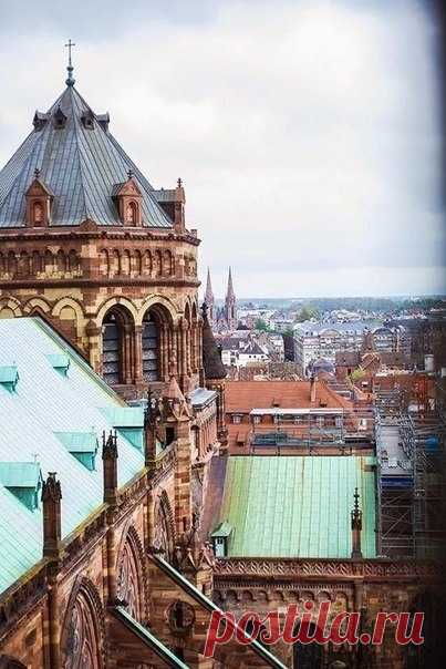 Страсбург, Франция Страсбург (Strasbourg) — столица Эльзаса, интеллектуальный, культурный и промышленный центр северо-восточной Франции. Расположенный в 3 км от Рейна, в самом непосредственном соседстве с Германией, Страсбург — это настоящий интернациональный фьюжн: здесь запросто можно услышать немецкую...