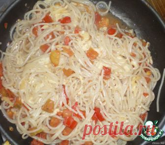 Спагетти с сыром, помидорами и базиликом