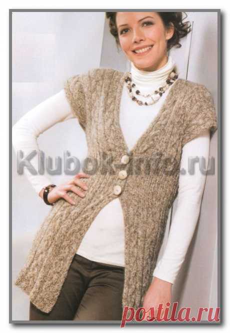 Вязание спицами. Фотогалерея женских вязанных моделей. Удлиненный приталенный жилет с V-вырезом и с узором косы