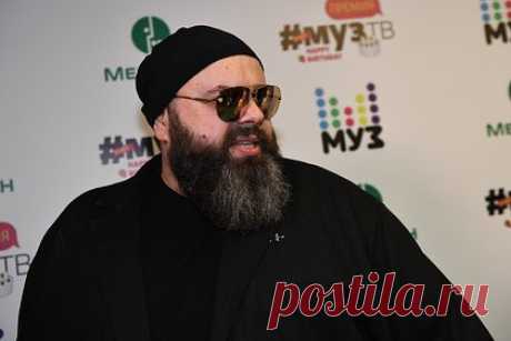 Фадеев назвал заявления Наргиз экстремистскими. Музыкальный продюсер Максим Фадеев назвал заявления узбекской певицы, звезды шоу «Голос» на Первом канале Наргиз Закировой о спонсировании Вооруженных сил Украины экстремистскими. «Я это расцениваю как экстремизм и призывы к массовым убийствам. И это все происходит публично», — сказал он.