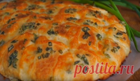 Очень вкусная лепешка с сыром и зеленью: не останется ни крошки!!! Такую лепешку можно подать к первому горячему блюду (вместо хлеба), к напиткам! Очень вкусная лепешка с сыром и зеленью – это замечательный вариант для перекуса на работе или в школе! Назвали лепешкой, а по сути – тот же пирог! Интересный рецепт: отличная выпечка!