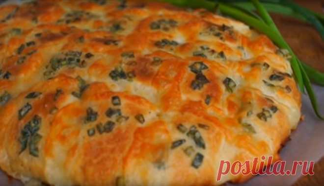Очень вкусная лепешка с сыром и зеленью: не останется ни крошки!!! Такую лепешку можно подать к первому горячему блюду (вместо хлеба), к напиткам! Очень вкусная лепешка с сыром и зеленью – это замечательный вариант для перекуса на работе или в школе! Назвали лепешкой, а по сути – тот же пирог! Интересный рецепт: отличная выпечка!