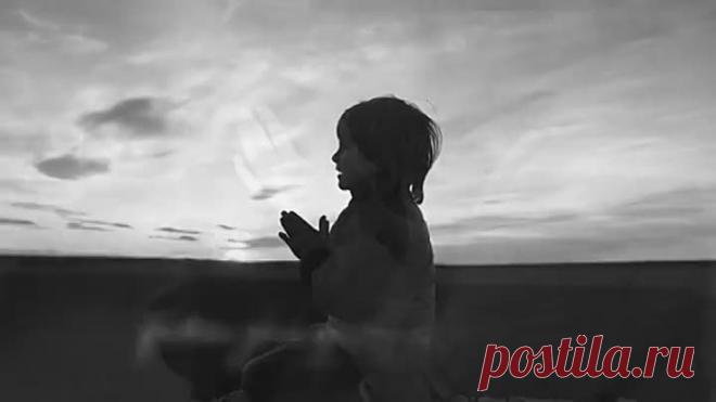 💙 В сердце бог
Сильнее всех амулетов
Не нуждаюсь я
В талисманах
Каждый день подношу
Руки к небу
Боже спасибо за то
Что рядом мама