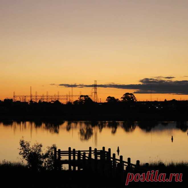 Sunset in Karkarook Park. It has been a wonderful warm and sunny day, spring is coming! /  Закат в парке Каркарук. День выдался невероятно солнечным и теплым, дети бегали в футболках.