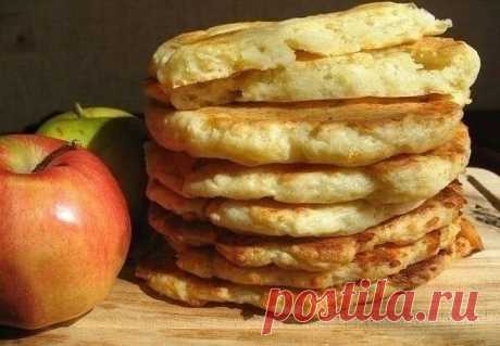 Творожно-яблочное печенье
на 100грамм - 91.64 ккалБ/Ж/У - 11.99/2.11/6.11 
Ингредиенты: 
• яблоко 80 г. 
• яйцо 1 шт. 
• творог обезжиренный 200 г. 
• молотые овсяные хлопья 15 г. 
• разрыхлитель на кончике ножа 
Приготовление: 
Творог смешать с яйцом в блендере. 
Яблоко потереть на терке и добавить в творожную массу, туда же отруби и разрыхлитель. 
Все перемешать. 
Выложить на противень чайной ложкой. 
Выпекать около 30 минут при 180-200 градусах.