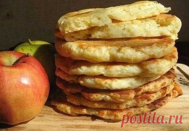 Творожно-яблочное печенье
на 100грамм - 91.64 ккалБ/Ж/У - 11.99/2.11/6.11 
Ингредиенты: 
• яблоко 80 г. 
• яйцо 1 шт. 
• творог обезжиренный 200 г. 
• молотые овсяные хлопья 15 г. 
• разрыхлитель на кончике ножа 
Приготовление: 
Творог смешать с яйцом в блендере. 
Яблоко потереть на терке и добавить в творожную массу, туда же отруби и разрыхлитель. 
Все перемешать. 
Выложить на противень чайной ложкой. 
Выпекать около 30 минут при 180-200 градусах.