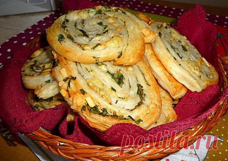 Простая выпечка с луком и яйцом.