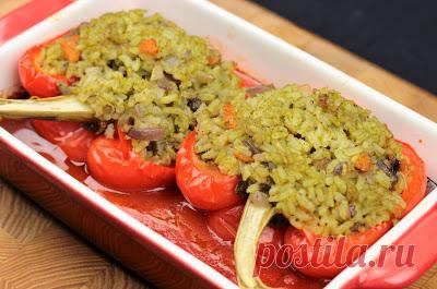 Перец, фаршированный рисом, в томатном соусе. Оценят даже ярые любители мяса!