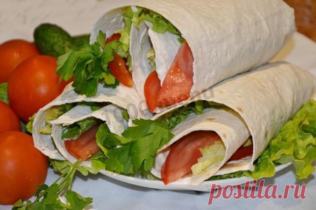 Цезарь-ролл

Ингредиенты:

● Куриное филе
● лист салата
● томаты 
● огурцы
● лук
● зелень

Приготовление:

Куриное филе порезать на куски, обвалять в панировке и обжарить на сковороде.В лаваш(для рулетов) положить лист салата, сверху нарезанные кружочками томаты и огурцы, куриное филе, лук, зелень.
Добавить соус(майонез,сметана,чеснок,перец) и завернуть в ролл.