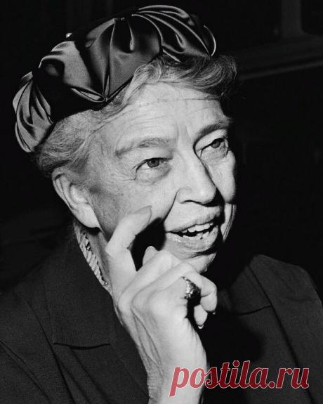 3 признака, отличающие умную женщину от недалекой: гениальное наблюдение Э.Рузвельт
В самом начале жизни мы находимся в стартовой позиции и мало чем отличаемся друг от друга. Ходим в школьной форме и мечтаем о том, что вырастем и у нас будет все-все, о чем мы пожелаем. Вот только пути достижения целей у всех разные. Кто-то делает серьезную карьеру, а кто-то ищет покровителя, который продвинет, кто-то пытается […]
Читай пост далее на сайте. Жми ⏫ссылку выше